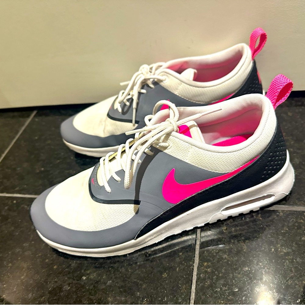Nike Thea’s 9.5